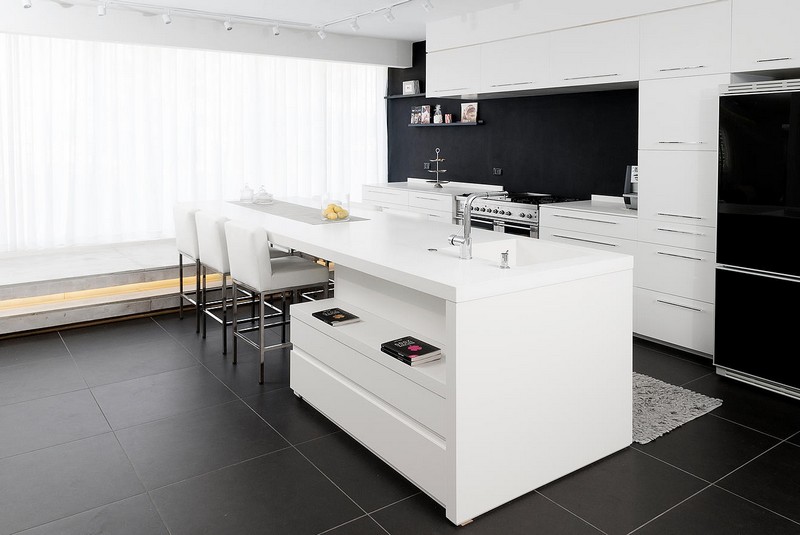 interieur-minimaliste-cuisine-îlot-blanc-carrelage-sol-crédence-noir-mat-rideaux-blancs intérieur minimaliste