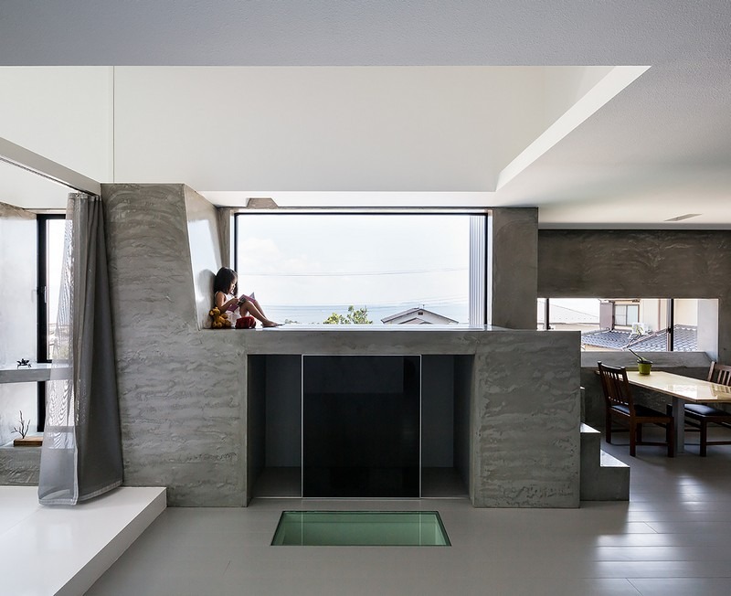 interieur-minimaliste-fenêtre-panoramique-coin-repas-murs-aspect-béton