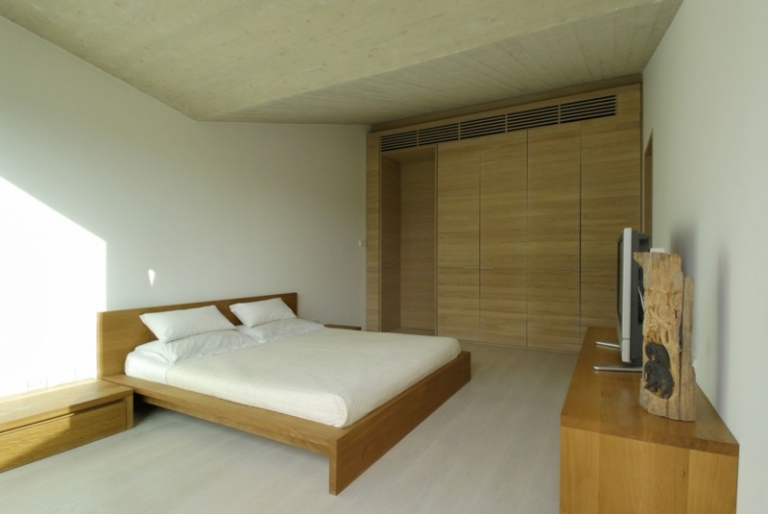 interieur-minimaliste-lit-bois-armoire-dressing-bois-clair