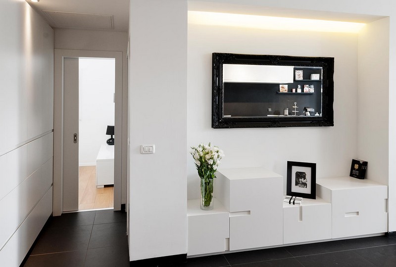 interieur-minimaliste-meuble-rangement-blanc-miroir-cadre-noir-éclairage-indirect