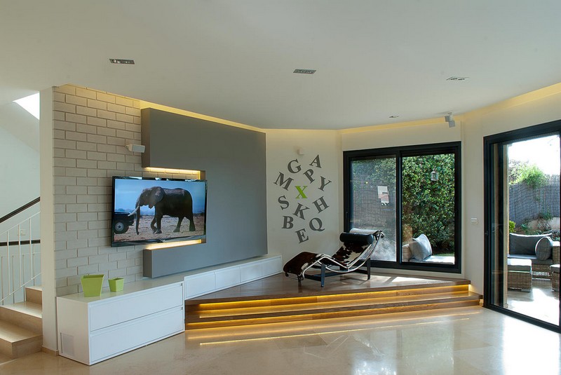 interieur-minimaliste-mur-brique-blanche-commode-blanche-plate-forme-bois-éclairage-indirect-chaise-longue intérieur minimaliste