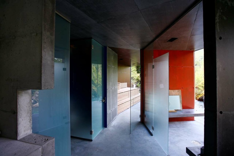 interieur-minimaliste-murs-béton-portes-verre-dépoli intérieur minimaliste