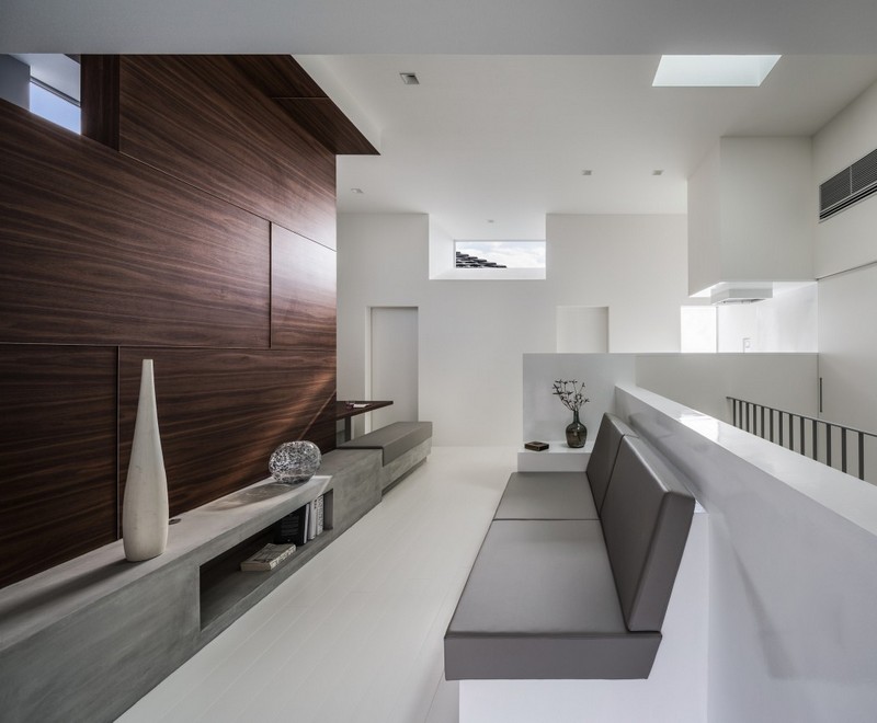 interieur-minimaliste-panneau-mural-bois-banc-moderne-meuble-rangement-aspect-béton