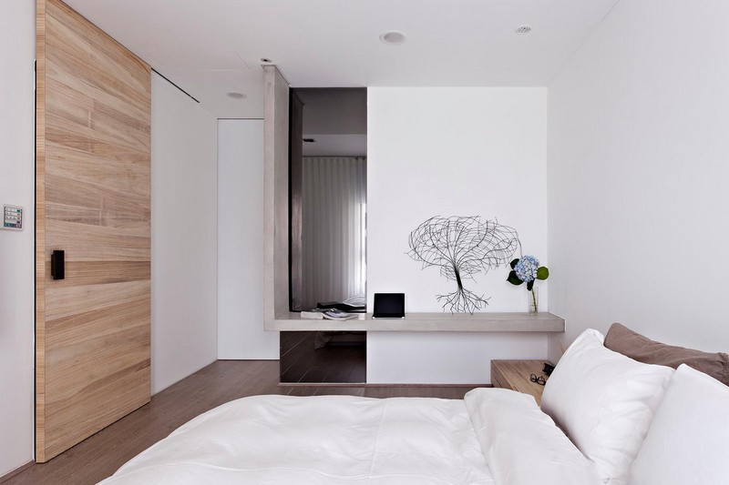interieur-minimaliste-peinture-murale-blanche-chambre-coucher-armoire-dressing-porte-bois