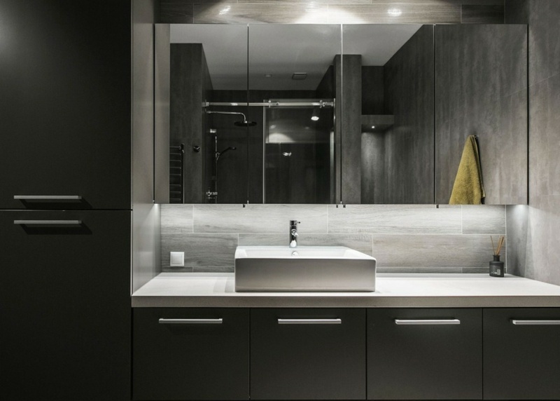 interieur-minimaliste-salle-bains-armoire-murale-porte-miroir-meuble-vasque-noir minimaliste
