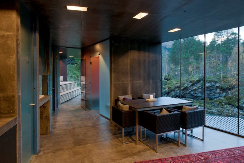 interieur-minimaliste-salle-manger-fenêtres-panoramiques-chaises-rotin-tapis-rouge intérieur minimaliste