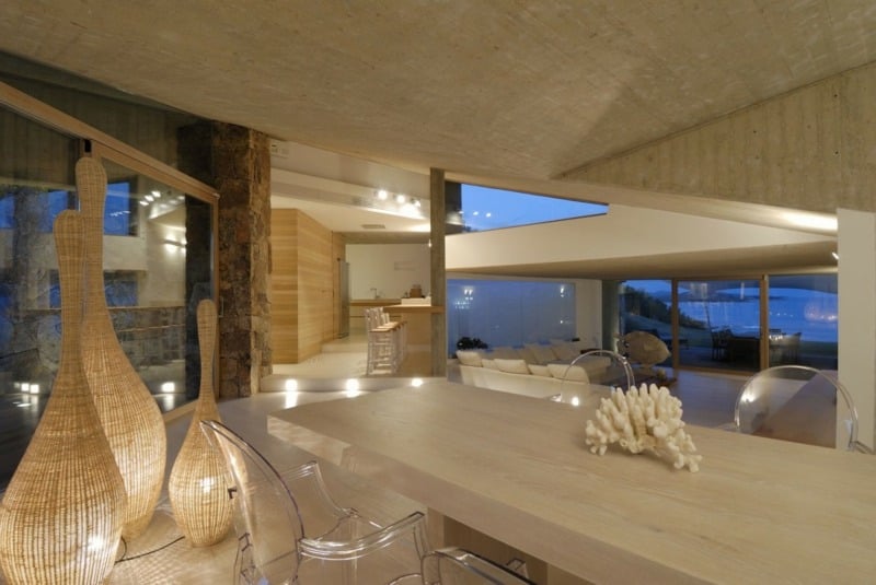 interieur-minimaliste-salle-manger-table-bois-clair-déco-rotin-chaises-acryliques minimaliste