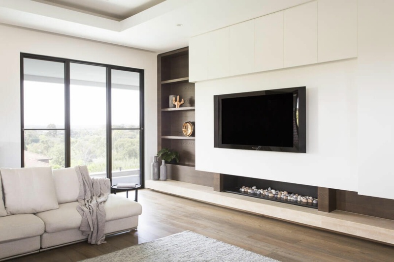 interieur-minimaliste-salon-canapé-blanc-cheminée-moderne-niche-rangement-bois intérieur minimaliste
