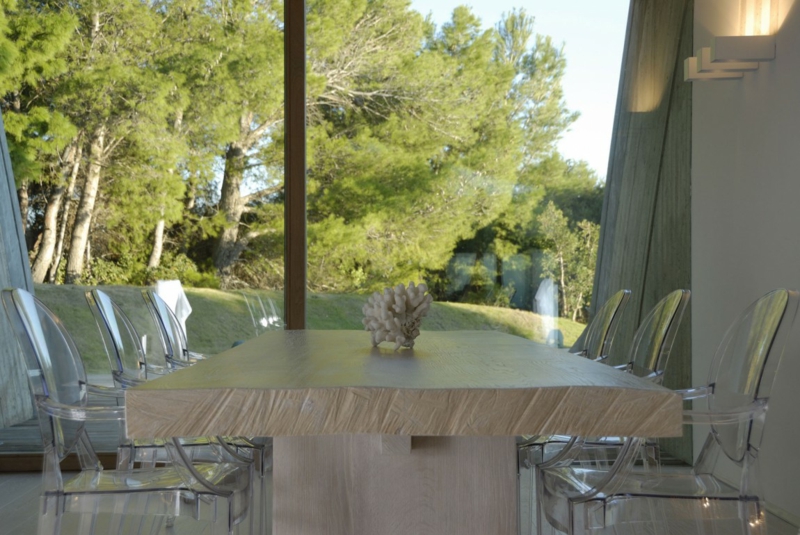 interieur-minimaliste-table-manger-bois-massif-clair-caises-acrylique-transparentes