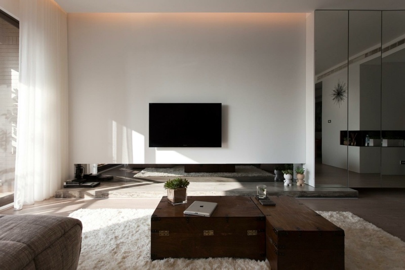 interieur-minimaliste-écran-plasma-coffres-table-basse-tapis-shaggy intérieur minimaliste