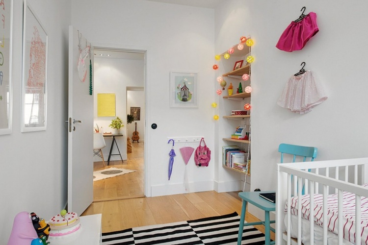 intérieur-scandinave-chambre-bébé-étagères-murales-tapis-rayures-noir-blanc