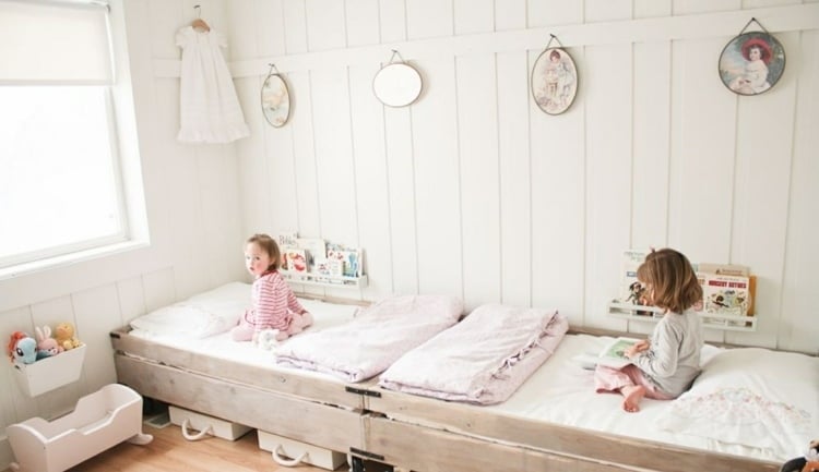 intérieur-scandinave-chambre-enfant-lits-bois-rustique-panneau-mural-bois-blanc intérieur scandinave
