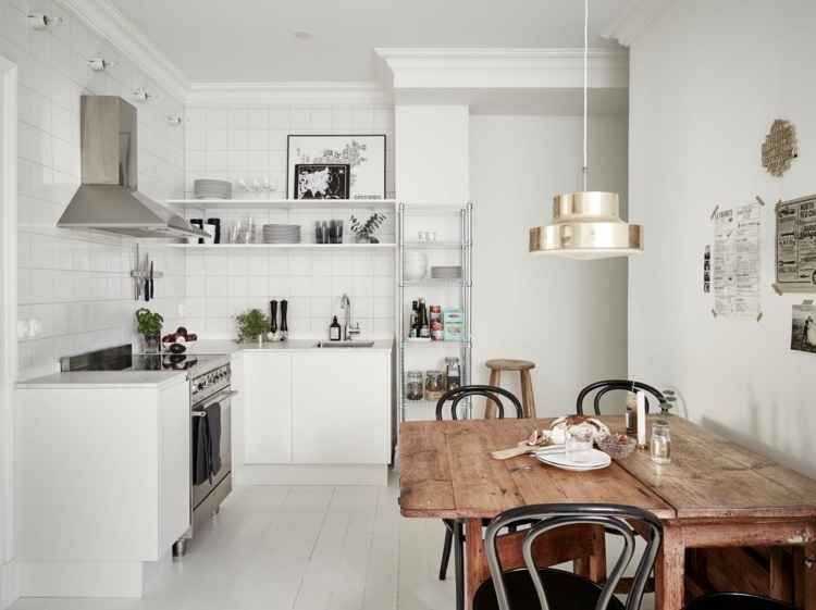 intérieur-scandinave-cuiisne-crédence-carreaux-blancs-table-manger-rustique-bois-suspension