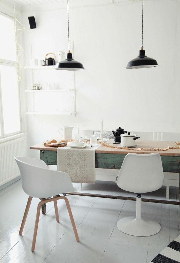 intérieur-scandinave-cuisine-suspensions-noires-chaises-blanches-table-bois-bleuté intérieur scandinave