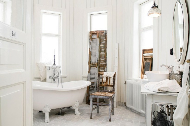 intérieur-scandinave-salle-bains-lambris-mural-blanc-baignoire-îlot-chaise-volet-fenêtre-rustique intérieur scandinave