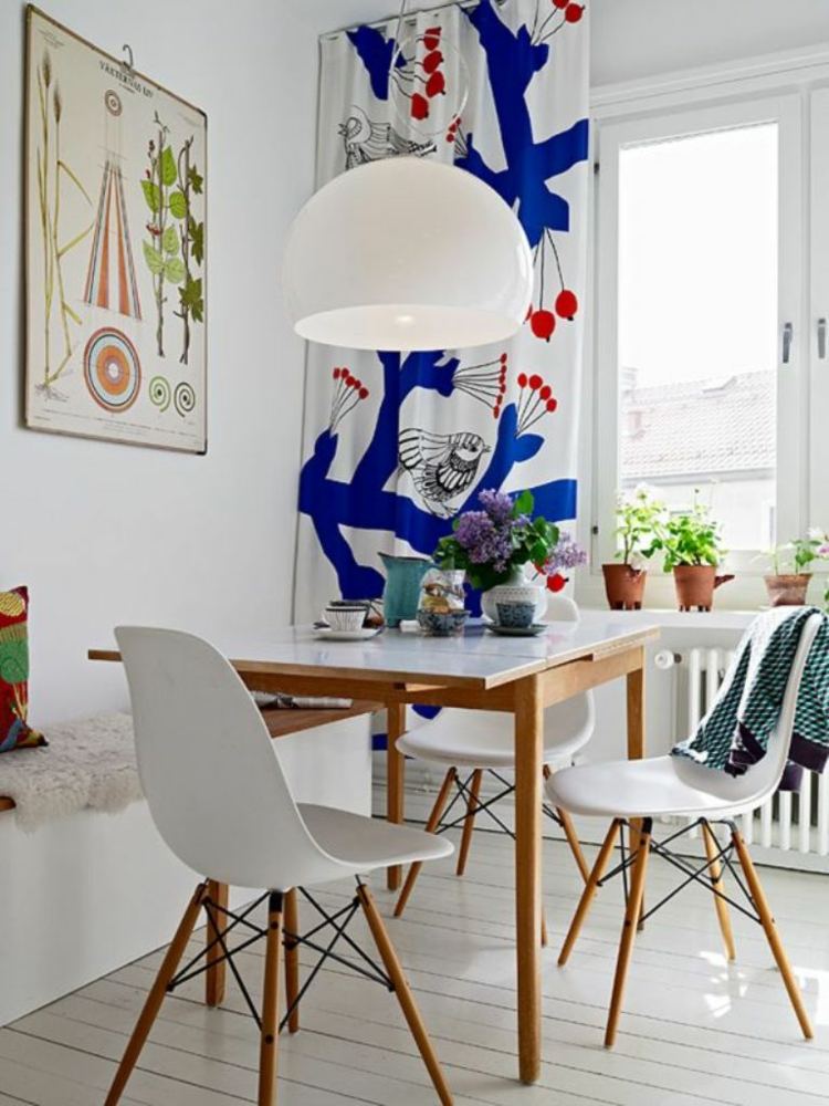 intérieur-scandinave-salle-manger-blanche-rideaux-motifs-bleus-chaises-eames intérieur scandinave