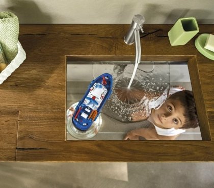 lavabo-design-plan-travail-bois-massif-vasque-verre-transparente-ensemble-accessoires