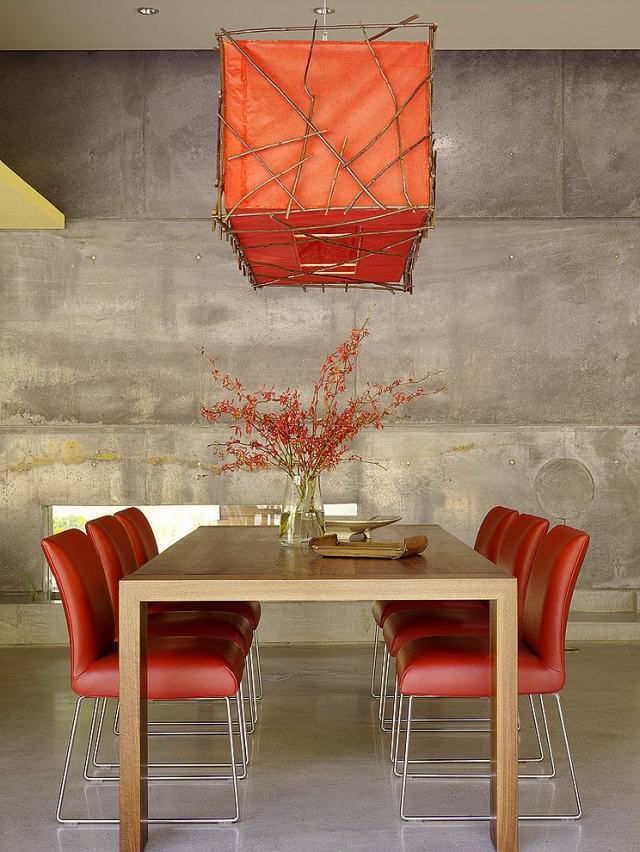luminaire-intérieur-suspensions-orange-table-rectangulaire-chaises-cuir