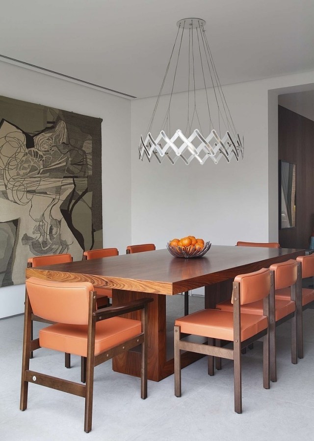luminaire-intérieur-table-rectangulaire-bois-chaises-cuir