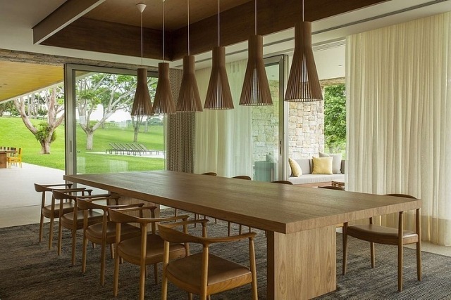 luminaire-intérieur-table-rectangulaire-bois-chaises-suspensions