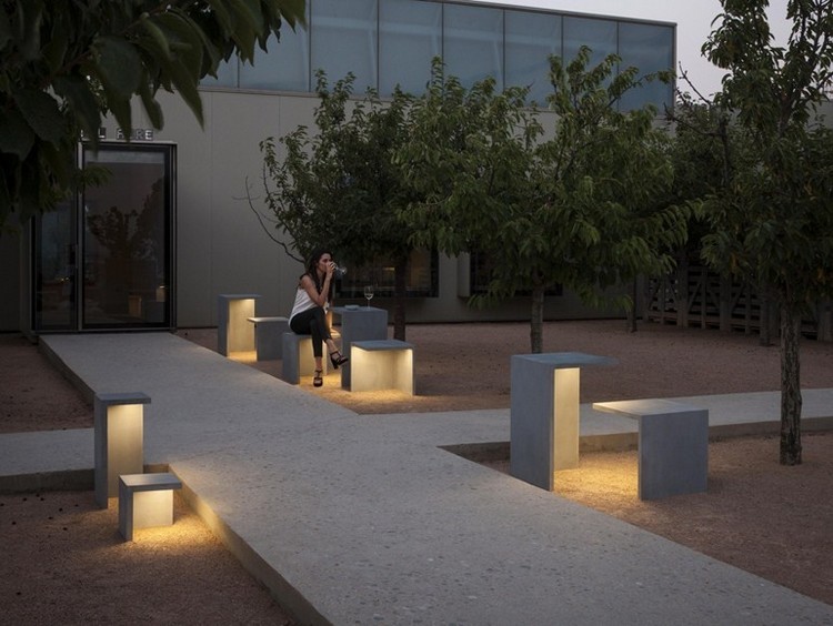 luminaire-jardin-EMPTY-Vibia-lampes-mobilier-béton-design-extraordinaire