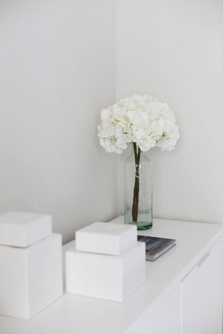 meubles maison  armoire-rangement-blanc-bouquet-fleurs