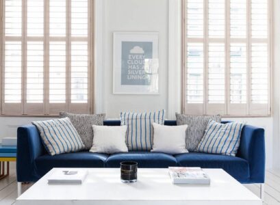 meubles-maison-canape-droit-bleu-coussin-table-basse-blanche