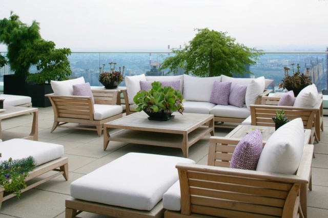 mobilier-lounge-bois-teck-table-basse-canapé-coussins-blanc-rose-terrasse