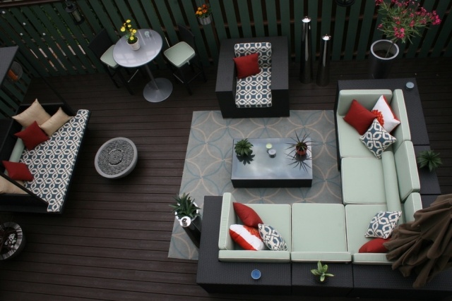 mobilier-lounge-canapé-angle-coussins-rouges-tapis-motifs-tapis
