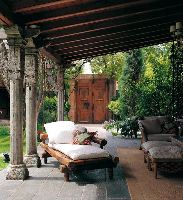 mobilier-lounge-chaise-longue-bois-massif-terrasse-couverte-colonnes-antiques