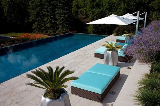 mobilier-lounge-chaises-longues-abourets-rotin-coussins-bleus-parasols-blancs mobilier lounge