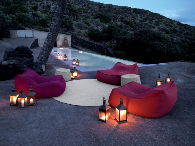 mobilier-lounge-chauffeuses-rouges-lanternes-métalliques-tapis-rond mobilier lounge