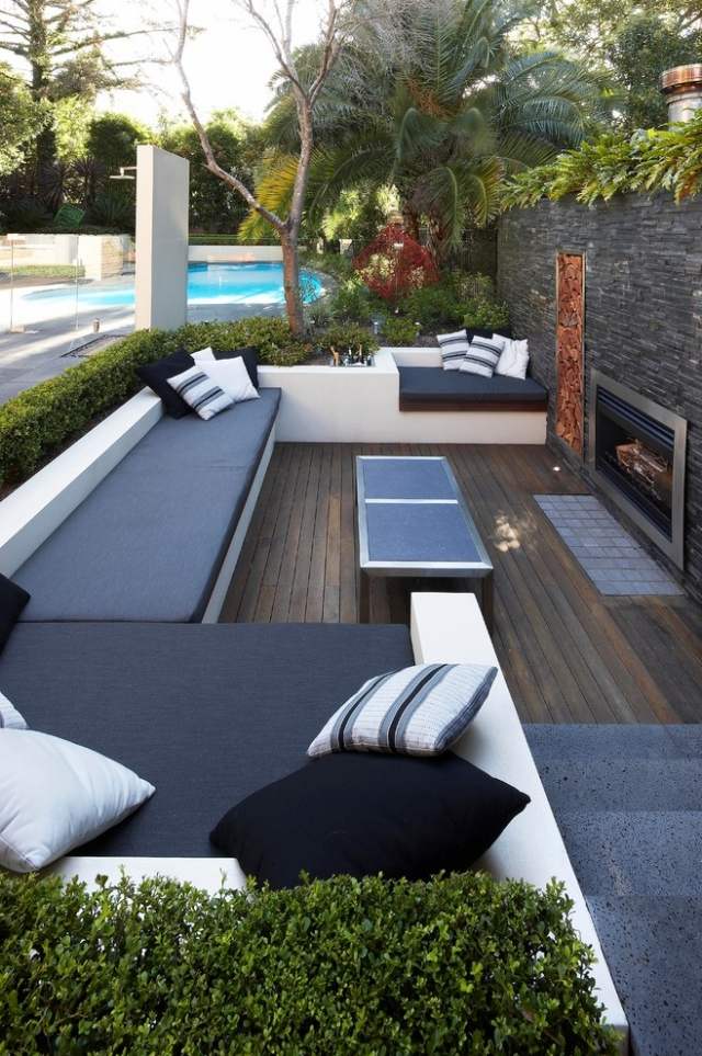mobilier-lounge-terrasse-bois-banc-béton-coussins-bleu-foncé-coussins-bleu-blanc