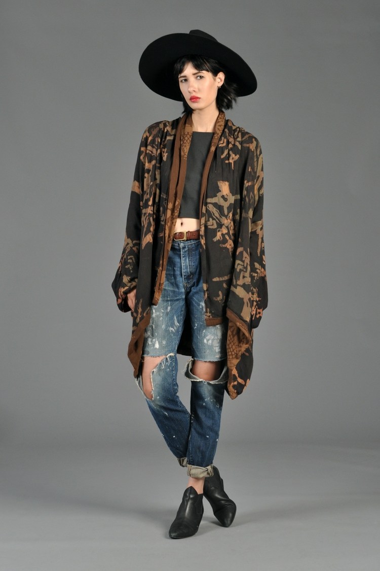 mode-hippie-chic-automne-kimono-motifs-maron-top-court-chapeau-fedora-jeans
