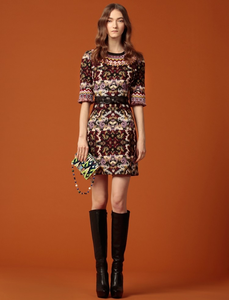 mode-hippie-chic-automne-robe-courte-motifs-ceinture-cuir-bottes-sac-enveloppe