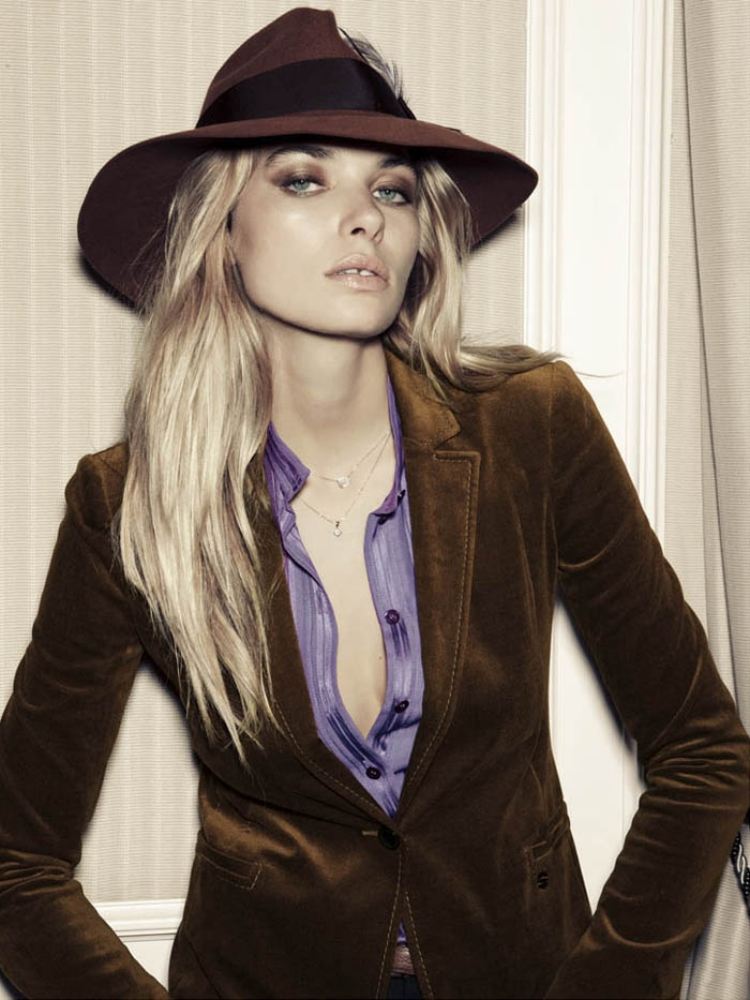 mode-hippie-chic-chapeau-fedora-marron-sombre-veste-maron-chemise-lilas