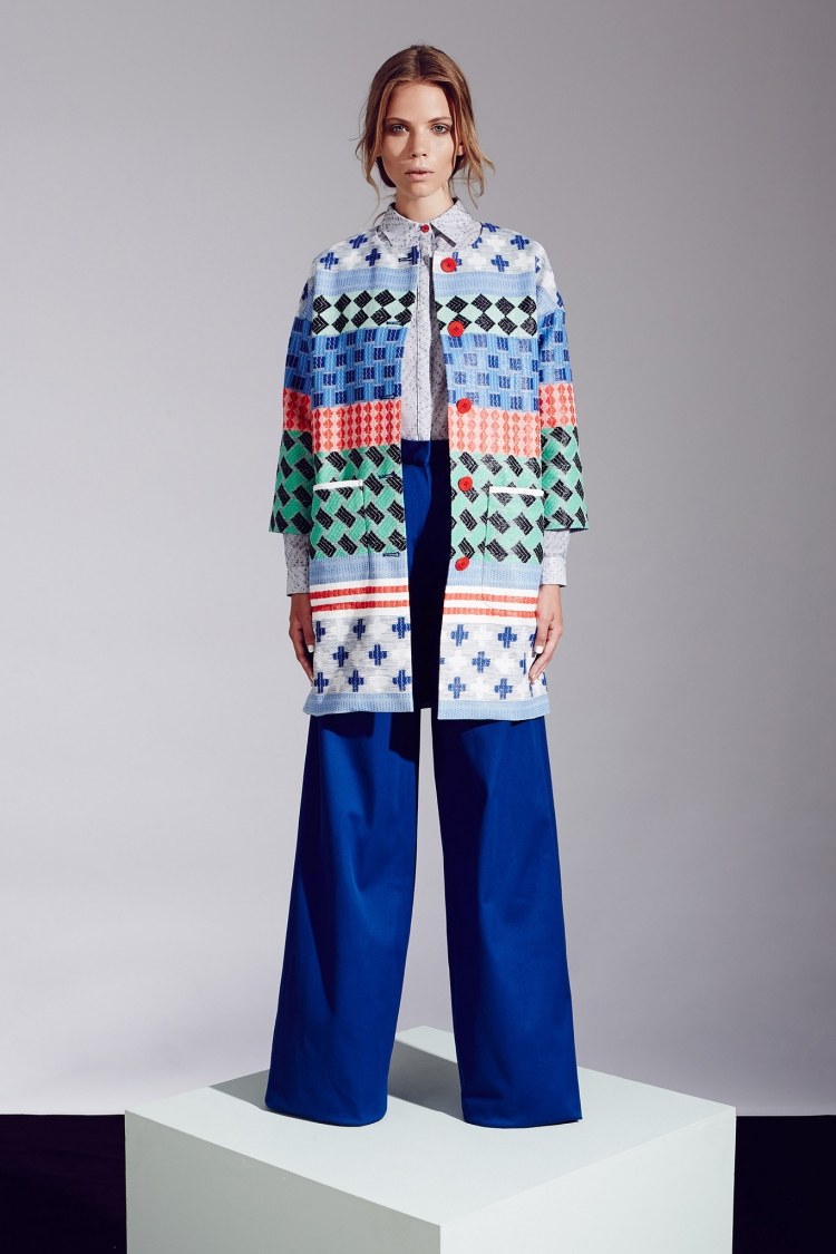 mode-hippie-chic-pantalon-évasé-bleu-cobalt-manteau-motifs-géometriques mode hippie chic
