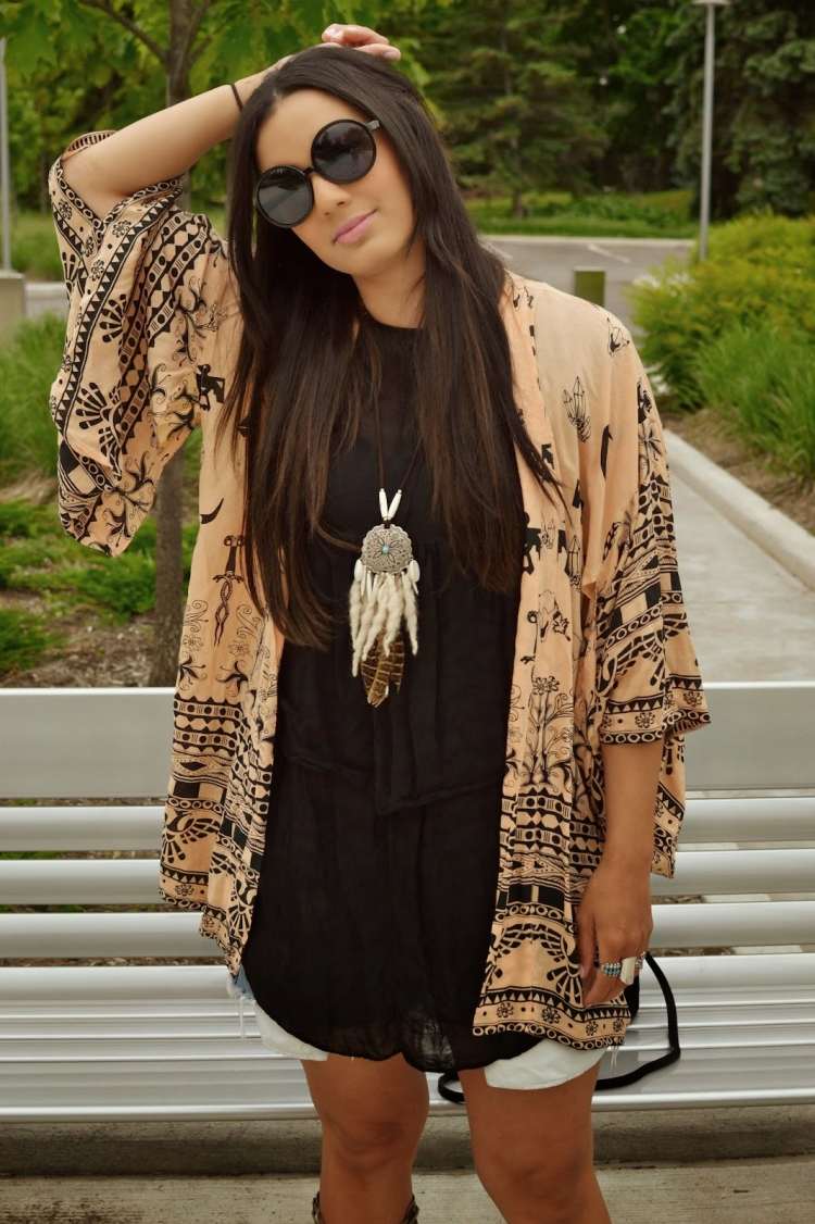 mode-hippie-chic-robe-courte-noire-kimono-beige-clair-motifs-noirs-attrape-rêves