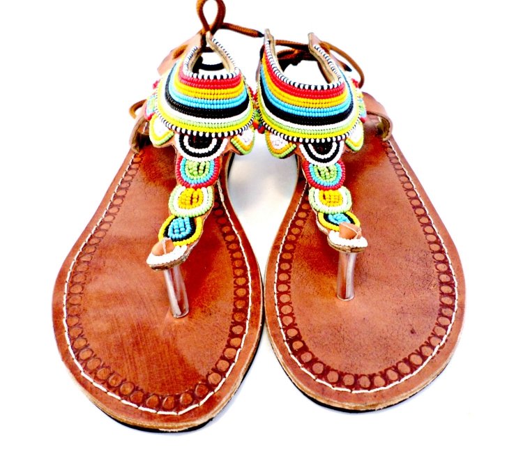mode-hippie-chic-sandales-plates-cuir-perles-décoratives-multicolores