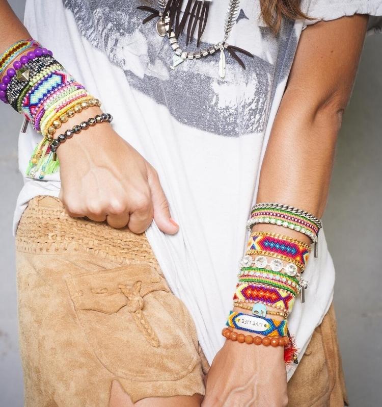 mode-hippie-chic-shorts-velours-beige-clair-t-shirt-blanc-bracelets-multicolores mode hippie chic