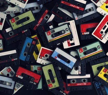 musique années 90 cassettes audio typiques