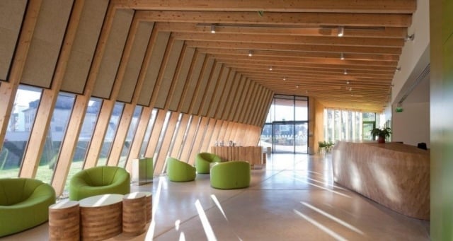 panneau-mural-bois-plafond-spots-led-orientables-fauteuils-verts-bar-bois panneau mural bois
