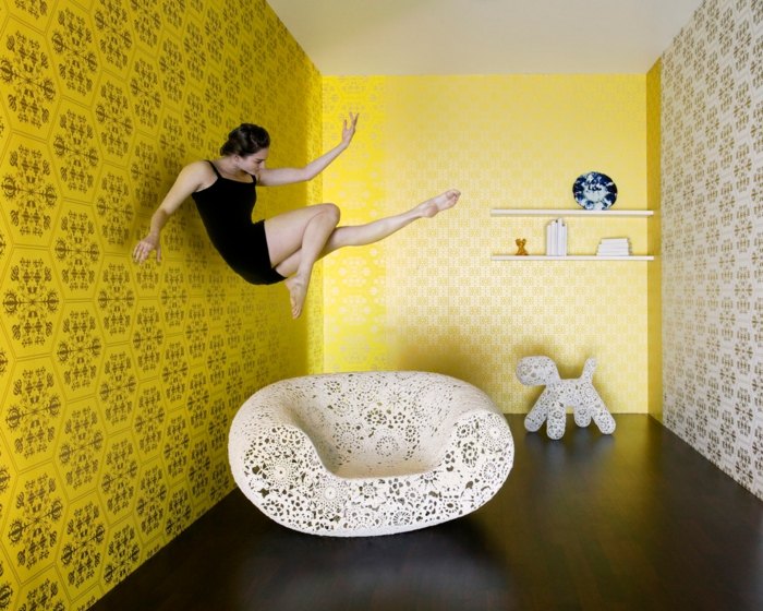 papier-peint-baroque-jaune-fauteuil-etageres-rangement