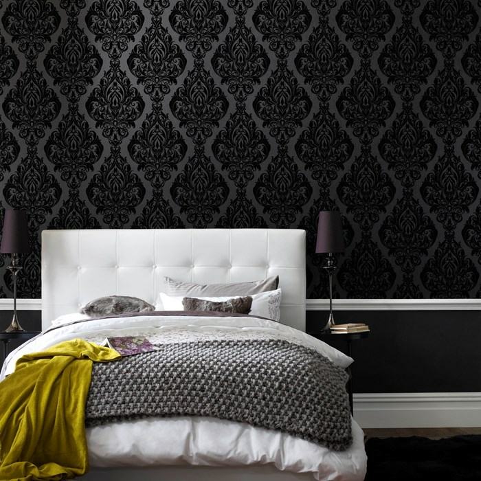 papier-peint-baroque-noir-grand-lit-tete-lit-lampe-poser-couverture