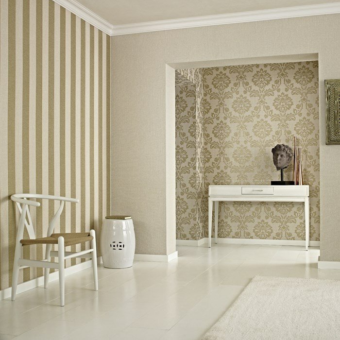 papier-peint-baroque-rayures-coiffeuse-blanche-chaise-deco-interieure