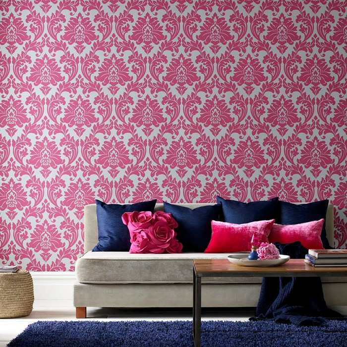 papier-peint-baroque-rose-coussins-tapis-table-basse