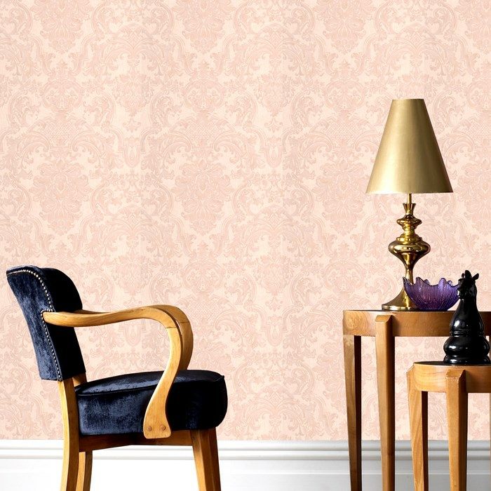 papier-peint-baroque-rose-lampe-poser-meubles-bois-fauteuil