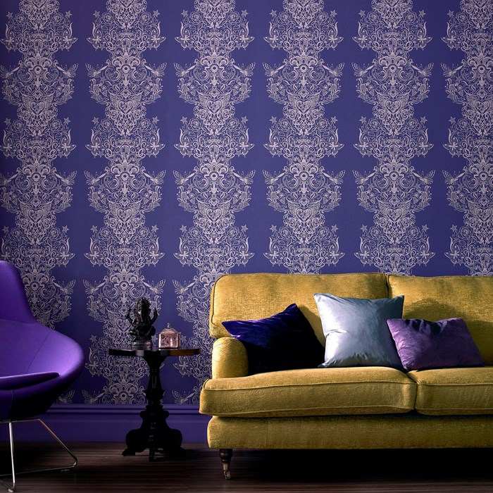papier-peint-baroque-violet-coussins-canape-rembouree-droit-chaises