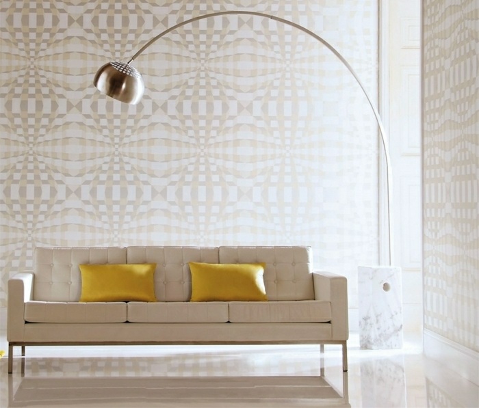 papier-peint-design-blanc-motifs-géométriques-beige-3d-canapé-blanc-coussins-jaunes papier peint design