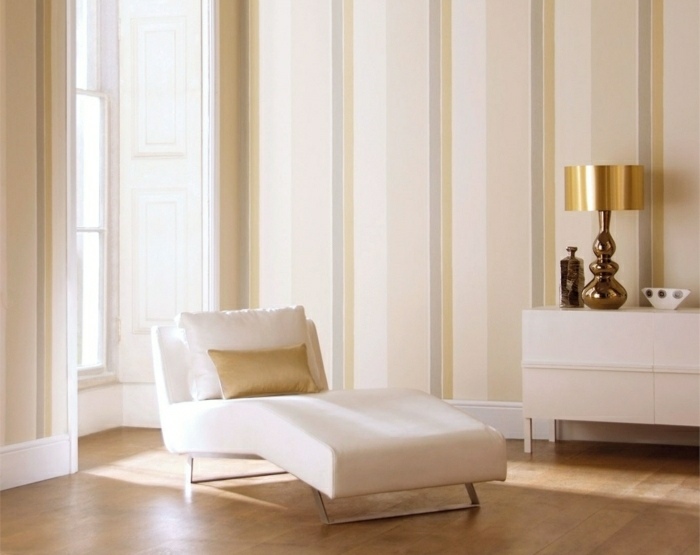 papier-peint-design-crème-rayures-jaunes-gris-chaise-longue-blanche
